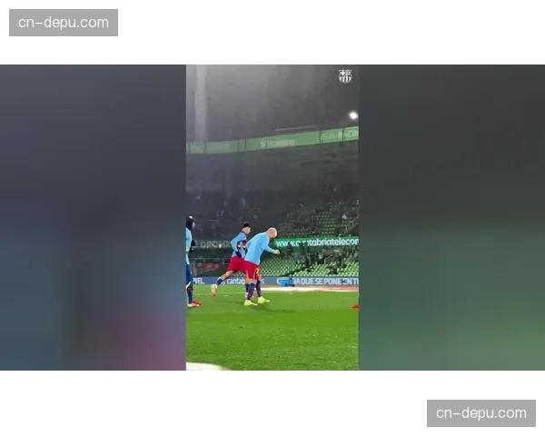 为照顾中东观众，一场周日早场比赛的开球时间被略微推迟