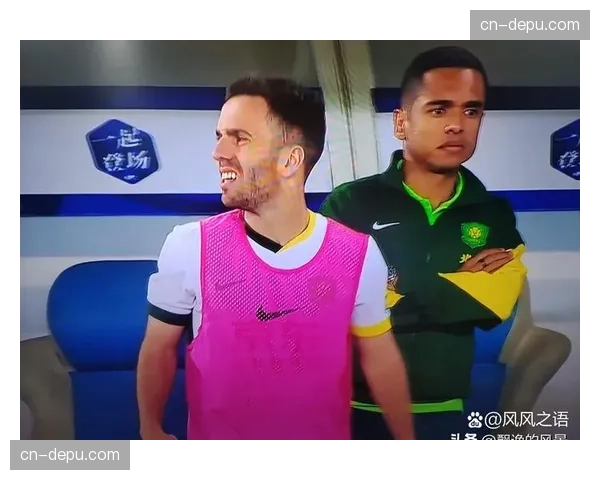 场边镜头:摩纳哥小将替补登场前,教练最后的战术叮嘱 场边镜头:摩纳哥小将替补登场前,教练最后的战术叮嘱